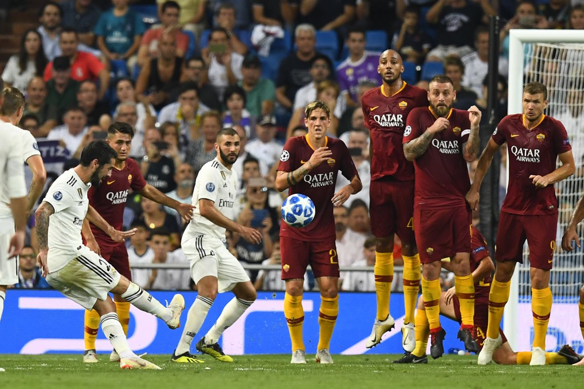 Isco en el momento que anota de tiro libre para el Madrid. (Foto Prensa Libre: AFP).