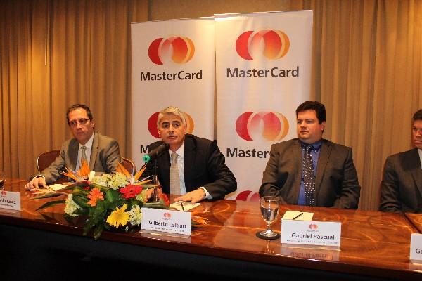 Gilberto Caldart, junto a otros ejecutivos de MasterCard para América Latina, realizan una gira por países centroamericanos. (Foto Prensa Libre: Pedro Barrera)<br _mce_bogus="1"/>