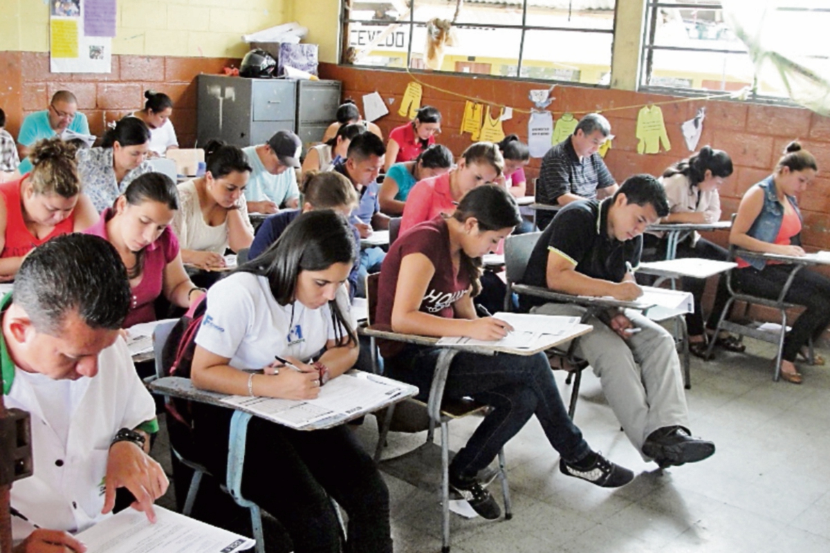 Maestros participan  en pruebas de diagnóstico, en  la cabecera de  Chiquimula.