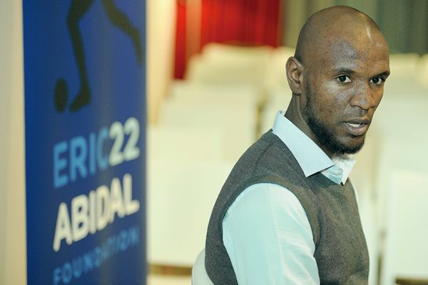 Eric Abidal busca ayudar a los niños con cáncer a tener una vida mejor a través del deporte. (Foto Prensa Libre: AFP)