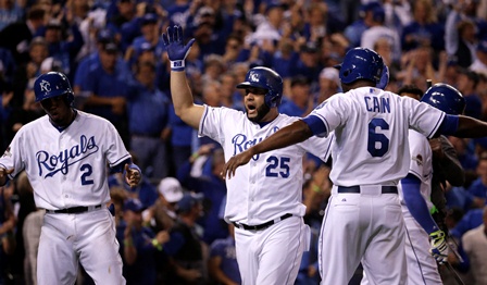 Noche de locura para los Reales de Kansas City, que vuelve a una final de conferencia. (Foto Prensa Libre: AP)