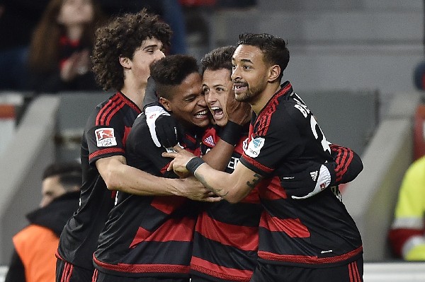 Javier "el Chicharito" Hernández, al centro, es felicitado por sus compañeros del Bayer. (Foto Prensa Libre: AP)