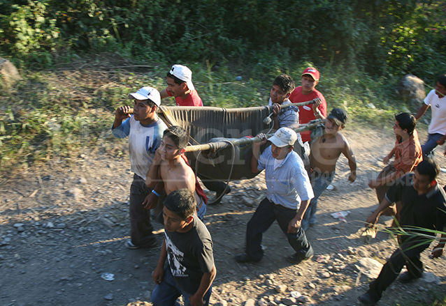 Familiares ayudaron en la búsqueda y rescate de sobrevivientes o cuerpos. (Foto: Hemeroteca PL)