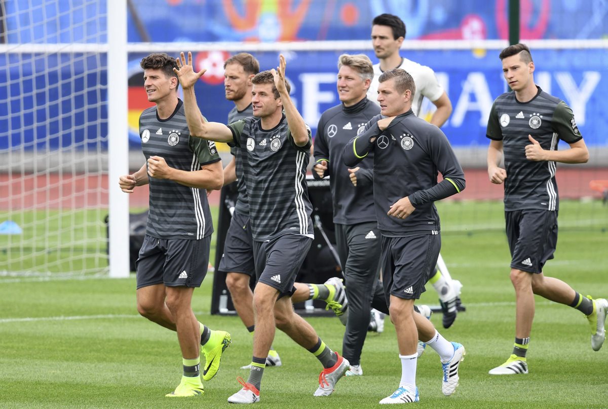 Los futbolistas alemanes Mario Gómez, Benedikt Höwedes, Thomas Müller, Bastian Schweinsteiger, Toni Kroos y Julian Draxler en un entrenamiento del equipo en Evian. (Foto Prensa Libre: EFE)