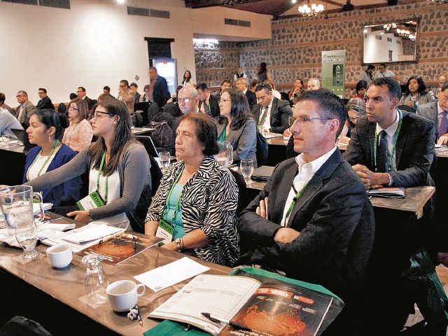 Las principales firmas que transfieren dinero por remesas discutieron ayer en Antigua Guatemala sobre la tendencia del mercado latinoamericano. (Foto Prensa Libre: Renato Melgar)