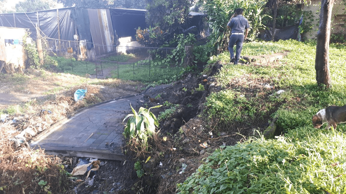 Un socorrista hace inspecciones en Suchitepéquez. (Foto Prensa Libre: Cristian Icó)