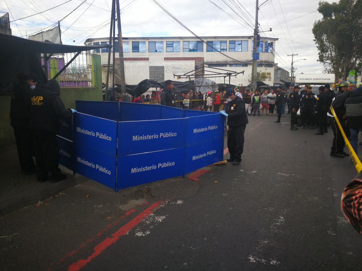 Vecinos de la colonia San Rafael 2, en la zona 18 capitalina, se sorprendieron cuando localizaron bolsas con restos humanos. (Foto Prensa Libre: Estuardo Paredes)