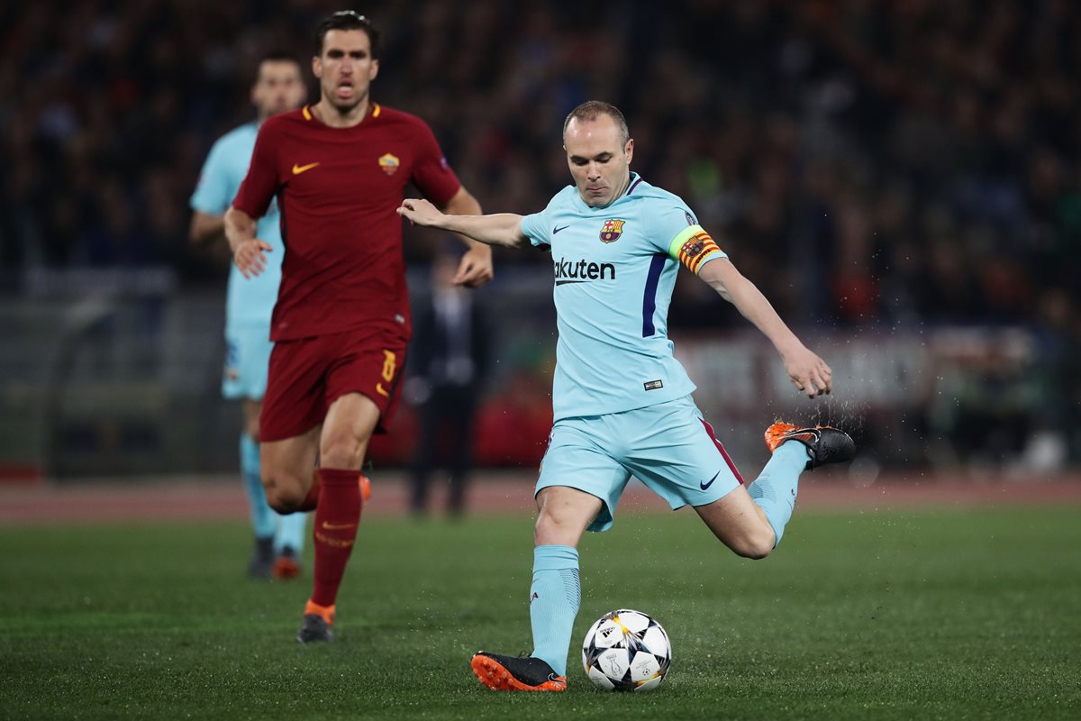 Andrés Iniesta fue uno de los jugadores más afectados por la eliminación del Barcelona en la Champions League. (Foto Prensa Libre: AFP)