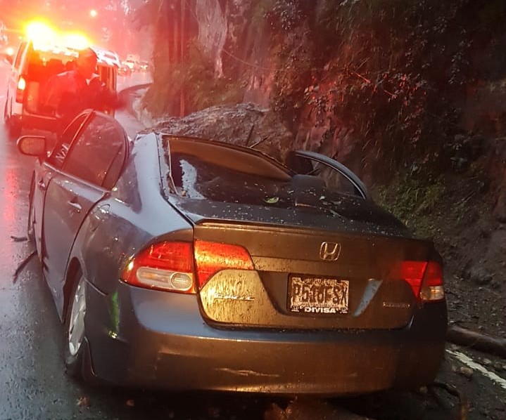 El desprendimiento de rocas pudo haberse debido a la humedad del terreno (Foto Prensa Libre: PMT de Villa Nueva)