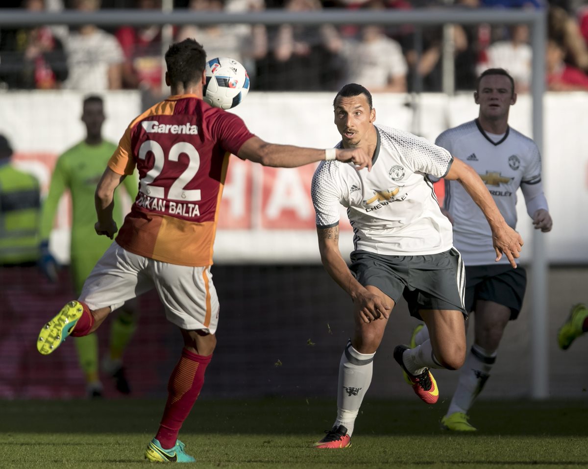 Zlatan durante el encuentro amistoso contra el Galatasaray. (Foto Prensa Libre: EFE)