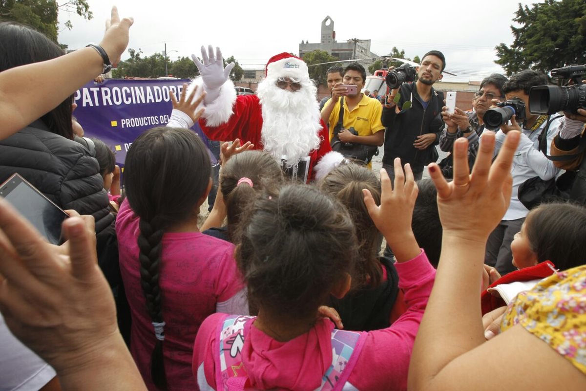 Sana Claus llega en helicóptero al Hospital General para dar regalos a los niños internados en pediatría. (Foto Prensa Libre: Paulo Raquec)