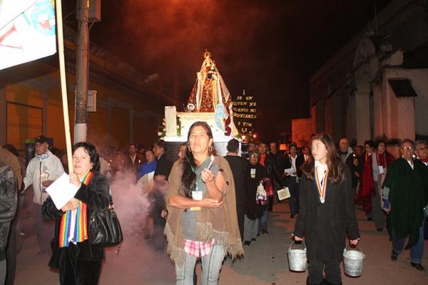Procesión de la imagen de la Virgen María recorrió calles de Cobán. (Foto Prensa Libre: Ángel Martín Tax)<br _mce_bogus="1"/>