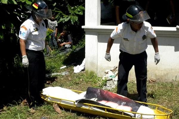 Bomberos trasladan el cadáver de Mazariegos. (Foto Prensa Libre: Omar Méndez)<br _mce_bogus="1"/>