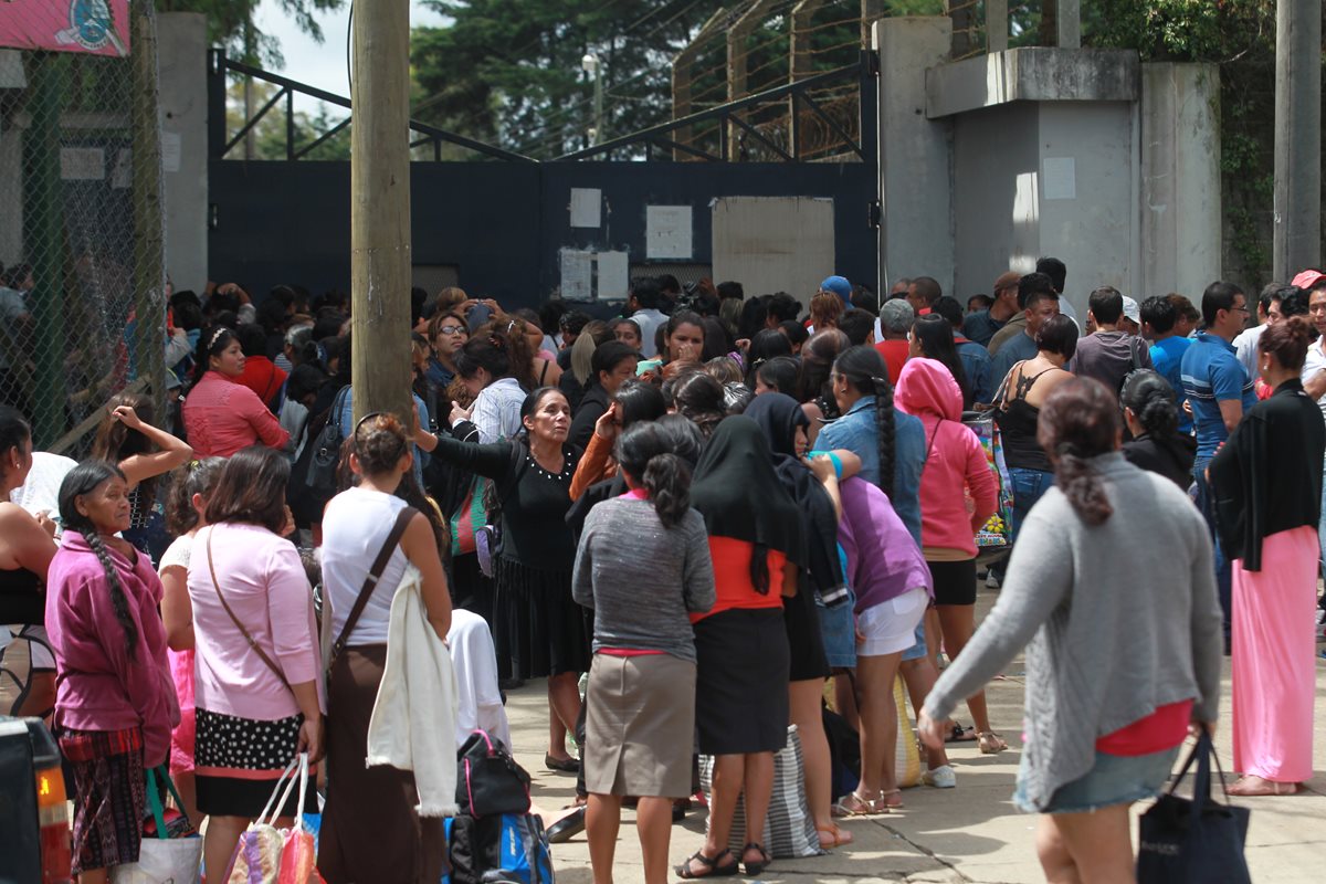 Familiares de reclusos esperan el ingreso a la cárcel de Pavón para la visita. (Foto Prensa Libre: Hemeroteca PL)