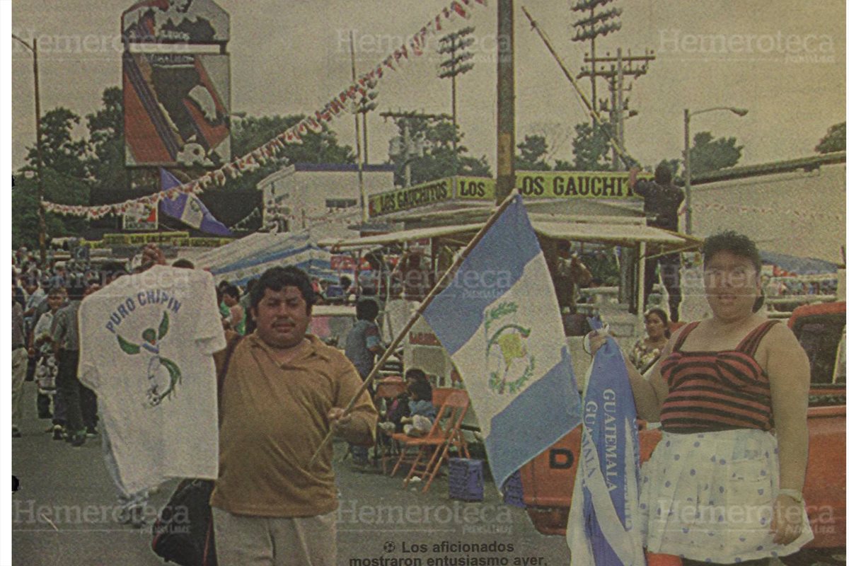 Desde tempranas horas vendedores  de playeras, banderas guatemaltecas promocionaban el encuentro entre las selecciones de Guatemala y Costa Rica. Hacía tiempo que no se veía el estadio colmado de aficionados. (Foto: Hemeroteca PL)