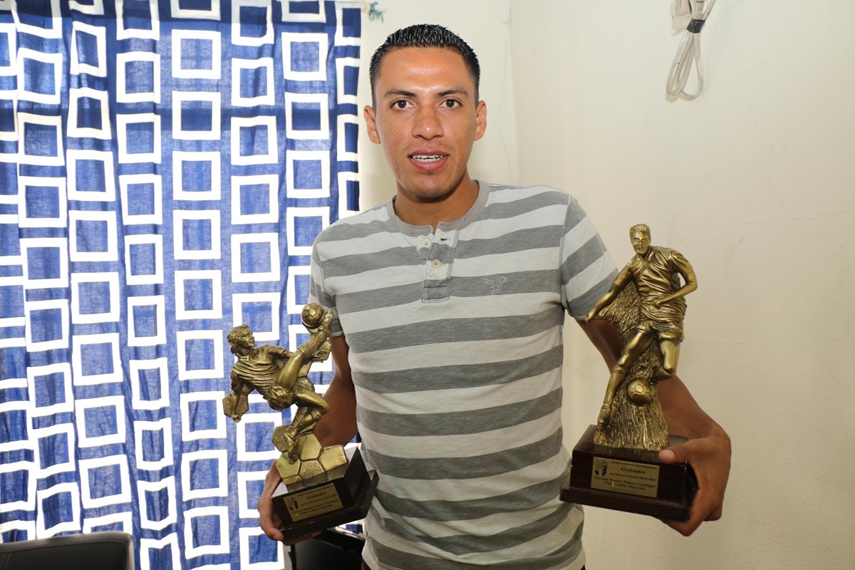 Gerson Tinoco posó para TodoDeportes con sus trofeos de goleador, que consiguió en torneos anteriores. (Foto Prensa Libre: Eduardo Sam Chun)