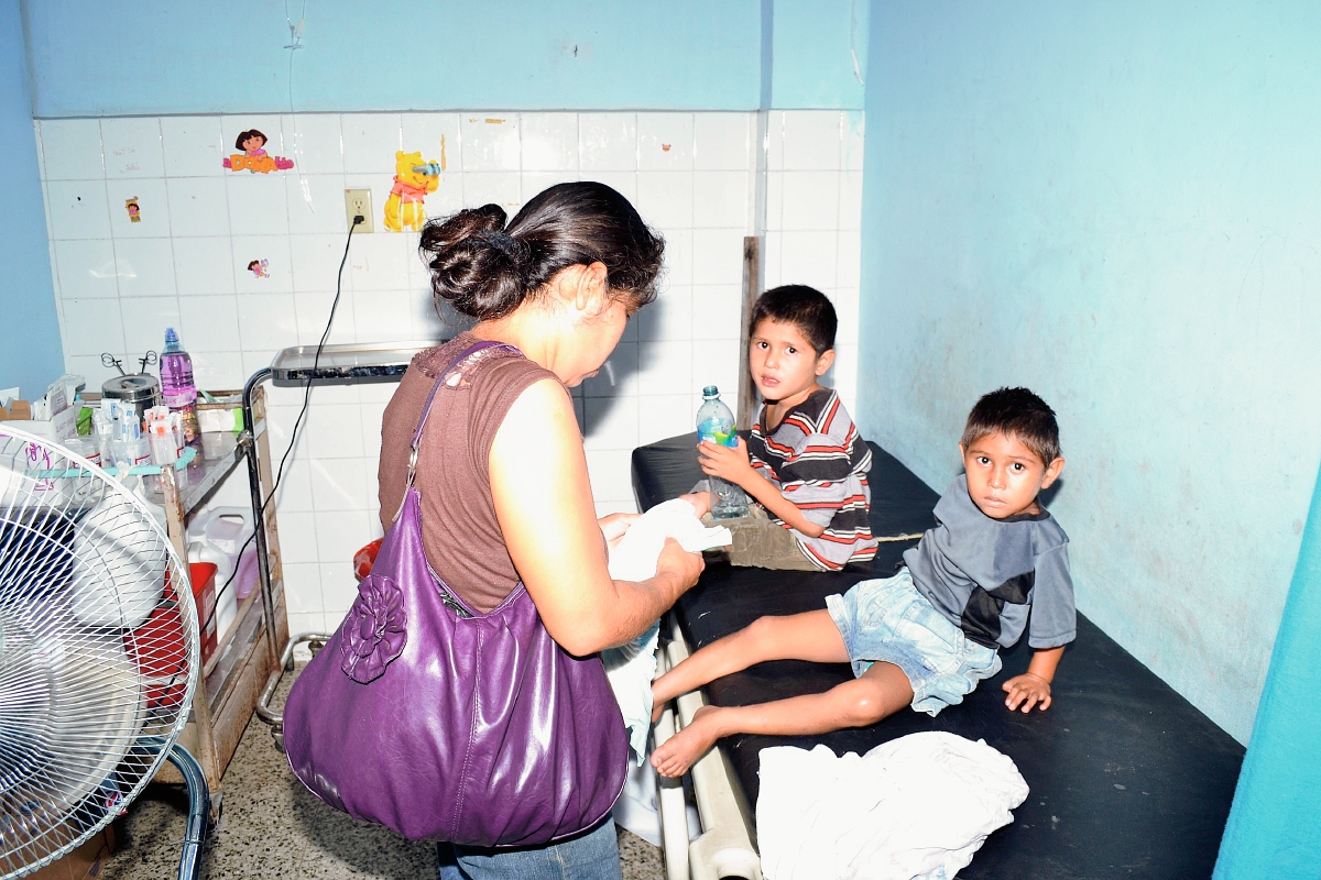 Dos de  los niños intoxicados  son atendidos en la emergencia del Hospital Regional de Zacapa. (Foto Prensa Libre: Víctor Gómez)