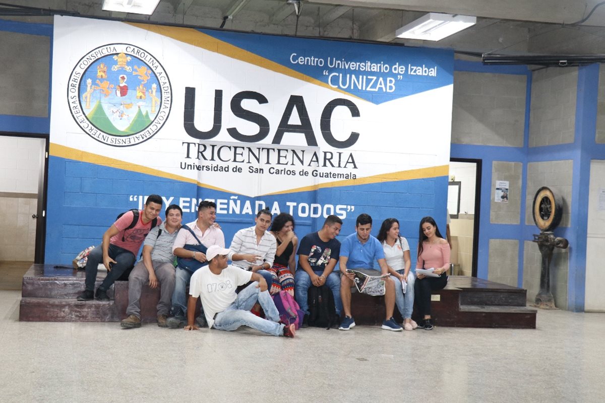 Grupo de estudiantes que participaron en el bautizo del fin de semana. (Foto Prensa Libre: Dony Stewart)