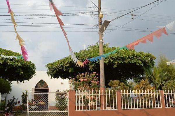 Una de  las luminarias que funcionan con energía solar, en Flores Costa Cuca. (Foto Prensa Libre: Édgar Girón)