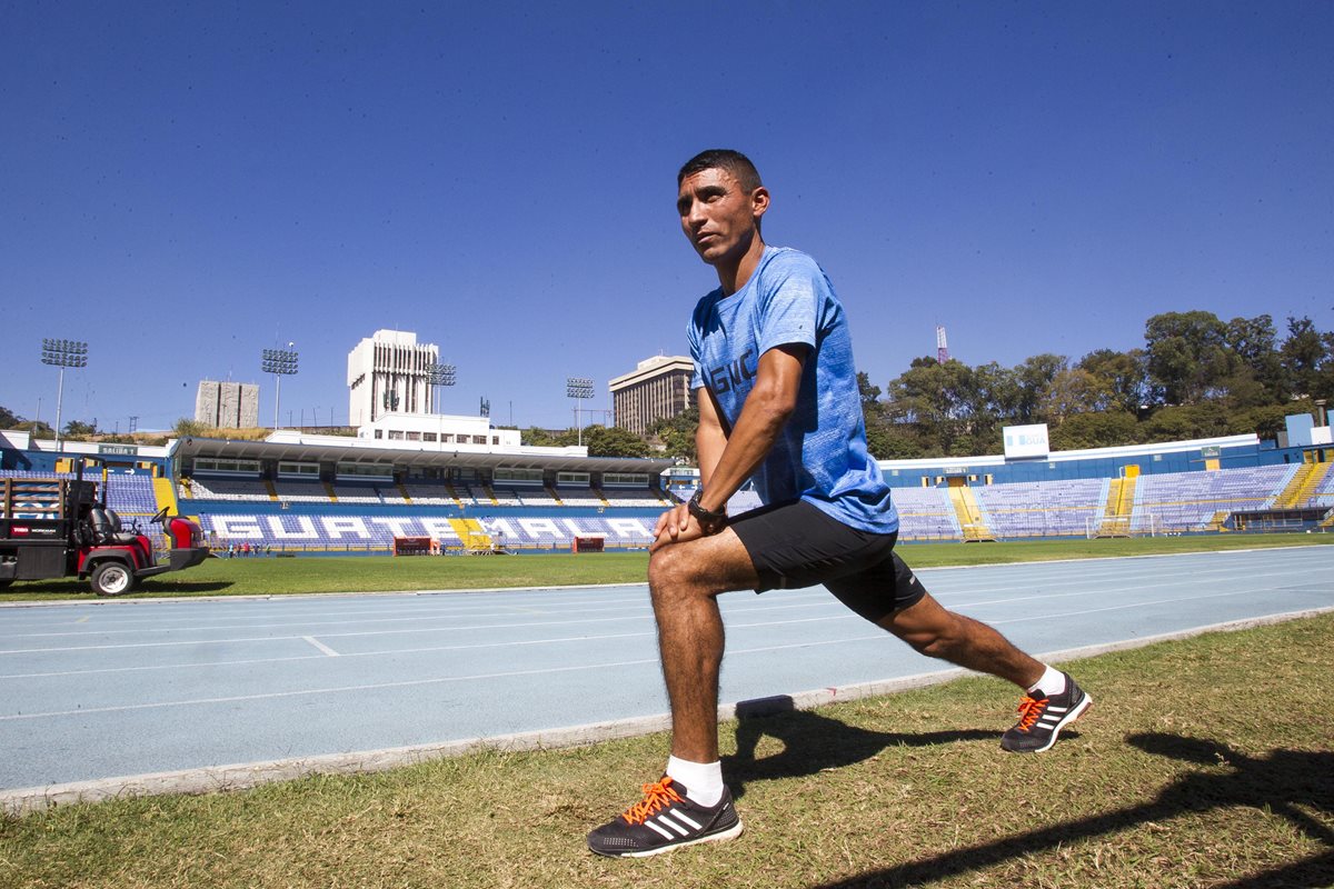 Alfredo Arévalo mantiene su preparación con la esperanza puesta en conseguir la marca que lo clasifique a los Juegos Centroamericanos de este año. (Foto Prensa Libre: Norvin Mendoza)