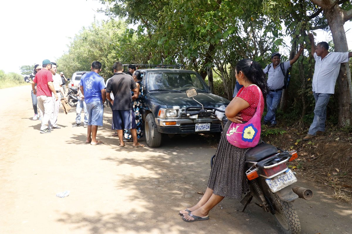 Vecinos intentaron brindarle primeros auxilios a la menor, pero falleció instantáneamente. (Foto Prensa Libre: Rolando Miranda)