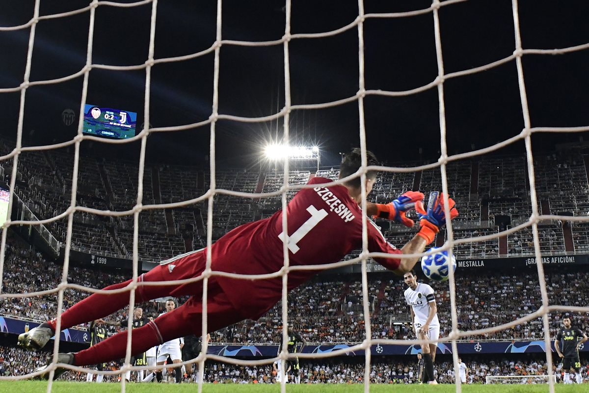 El portero de la Juventus Wojciech Szczesny detuvo un penalti en los últimos minutos. (Foto Prensa Libre: AFP)