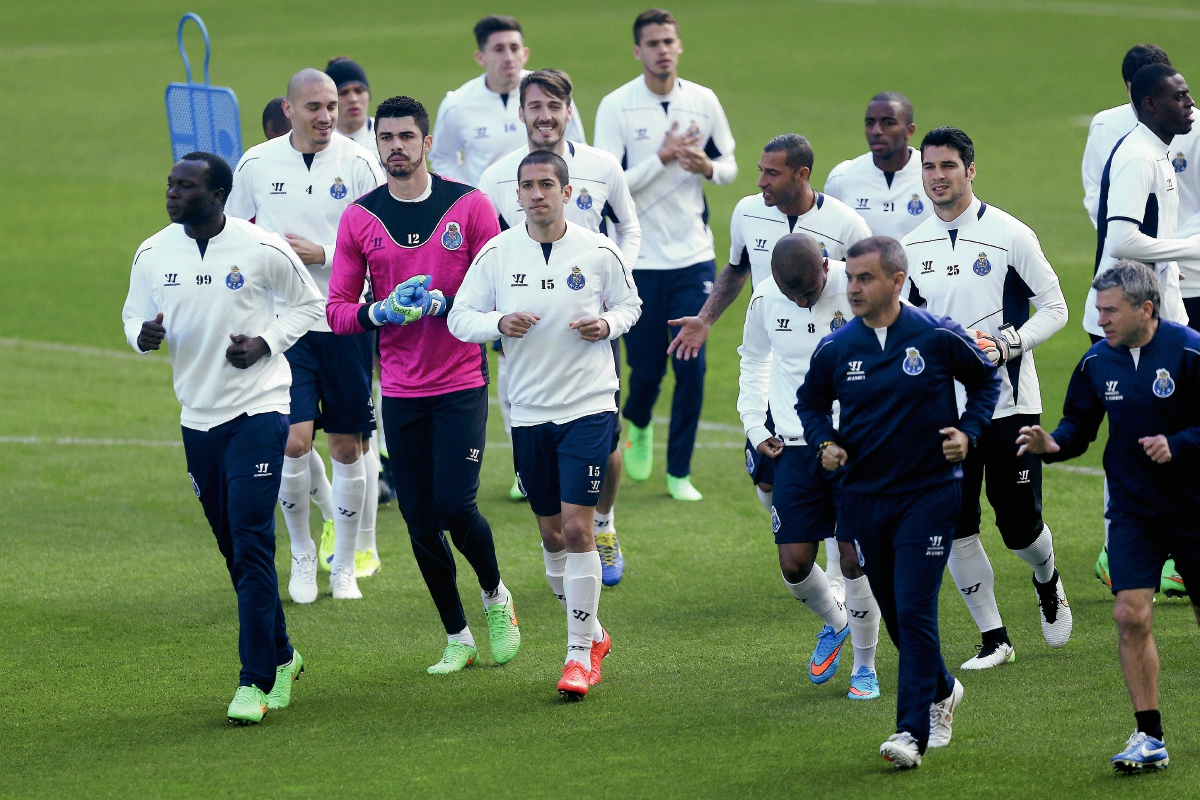 Los jugadores del Oporto se entrenaron esta mañana en el  estadio Dragao de Oporto. (Foto Prensa Libre: EFE)