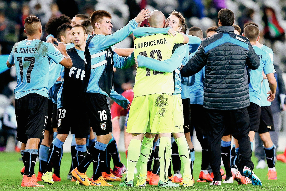 El equipo uruguayo celebra el triunfo por la mínima ante Serbia. (Foto Prensa Libre: EFE)