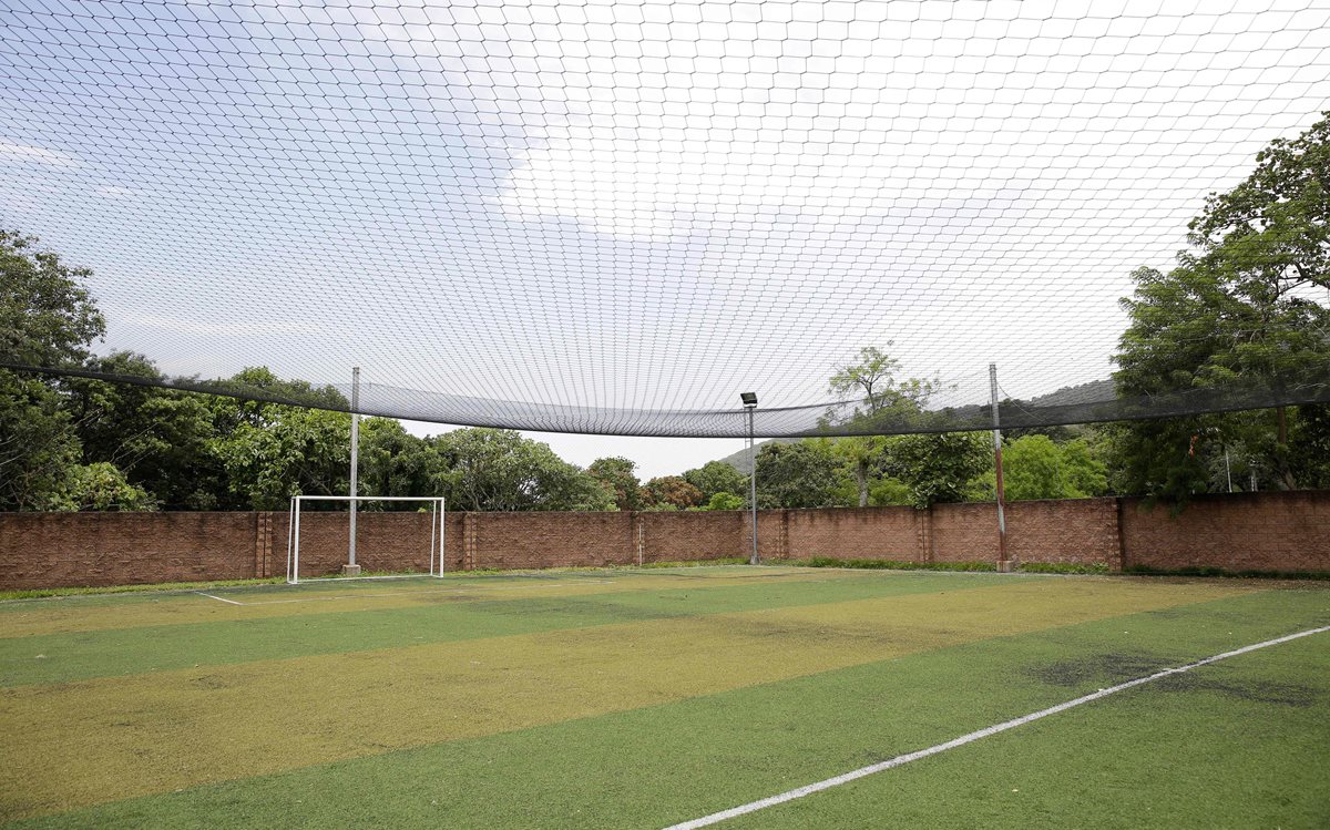 Otra propiedad en la que el Saca mandó a construir una cancha futbol provista de iluminación, así como un salón para ejercicios y baile. (AFP)