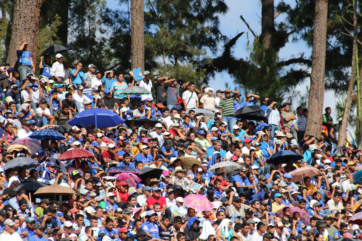 Aficionados cobaneros llenaron los cerros del estadio Verapaz. (Foto Prensa Libre: Eduardo Sam Chun)