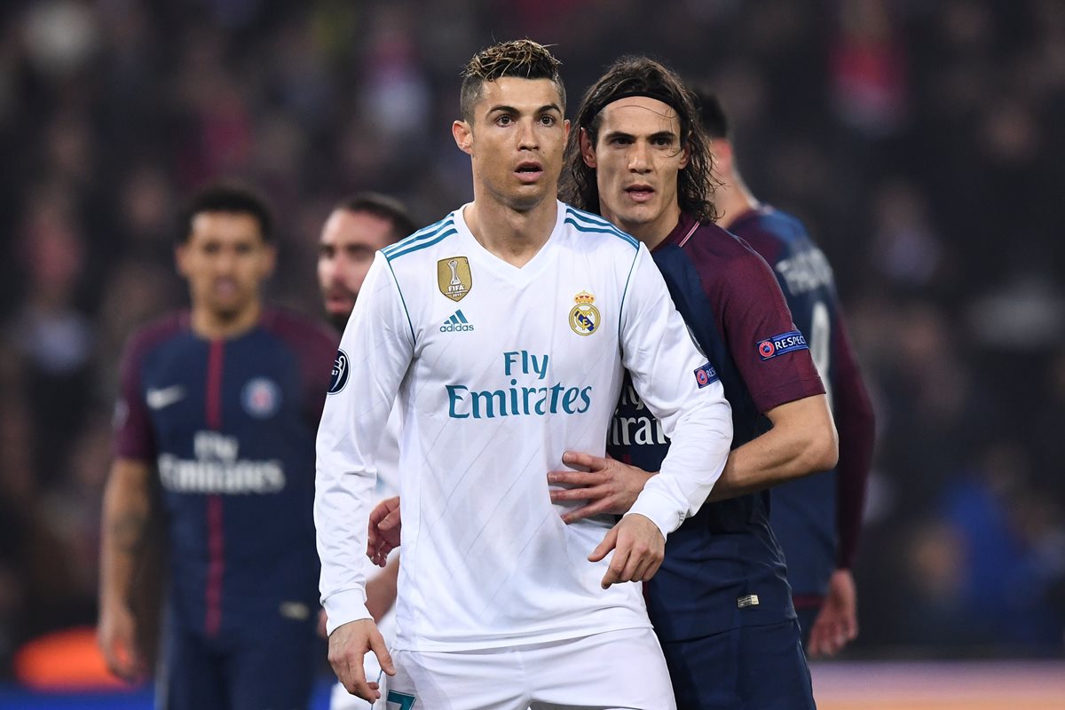 Edinson Cavani marca de cerca al portugués Cristiano Ronaldo.