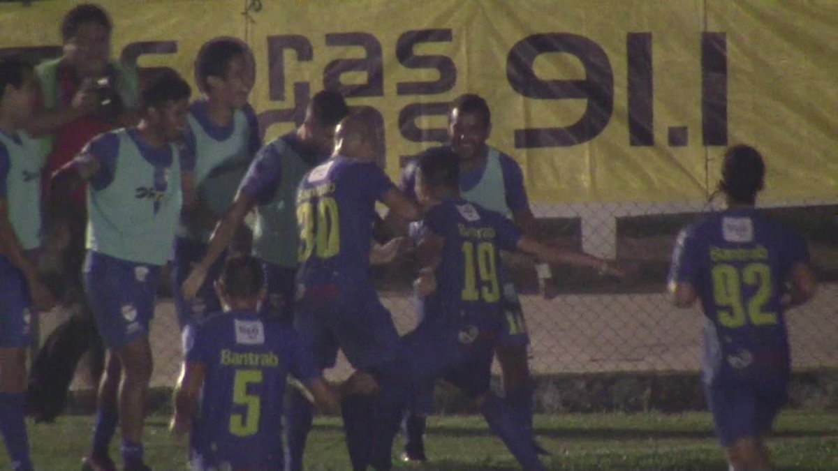 Robin Betancourth así celebró junto al chileno Héctor Núñez. (Foto Prensa Libre: Edudardo Sam).