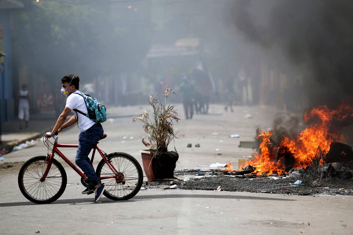 Un manifestante pasa durante las protestas nacionales que exigen justicia, democracia y la salida de Ortega, en Masaya, Nicaragua. (Foto Prensa Libre:AFP).