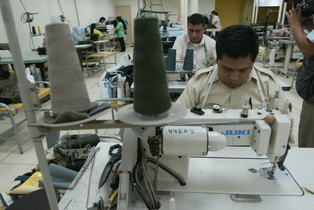 Personal militar trabajando en la confección de uniformes. (Foto Prensa Libre: Hemeroteca PL)