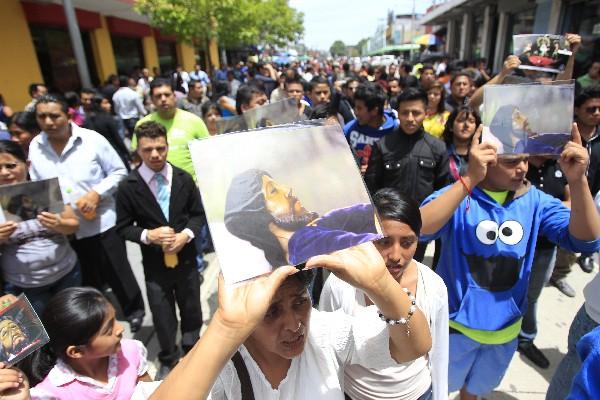 Un grupo de  devotos pide al arzobispo Vian que destituya al párroco del Calvario. (Foto Prensa Libre: Érick Ávila)