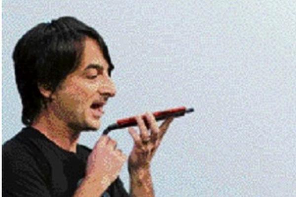 Joe Belfiore, vicepresidente de Windows Phone, muestra cómo funciona Cortana. (Foto Prensa Libre: AP)