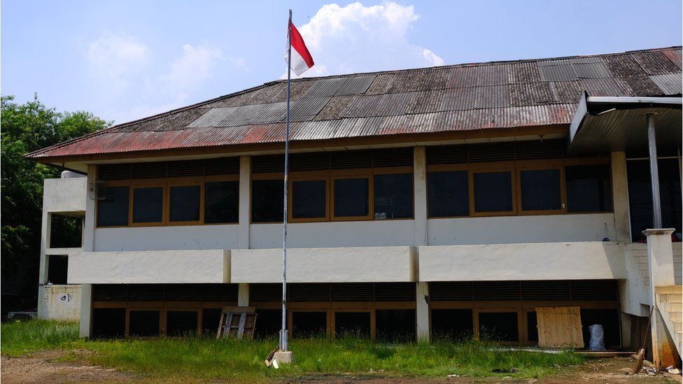 La planta baja de este edificio de oficinas abandonado queda bajo tierra.