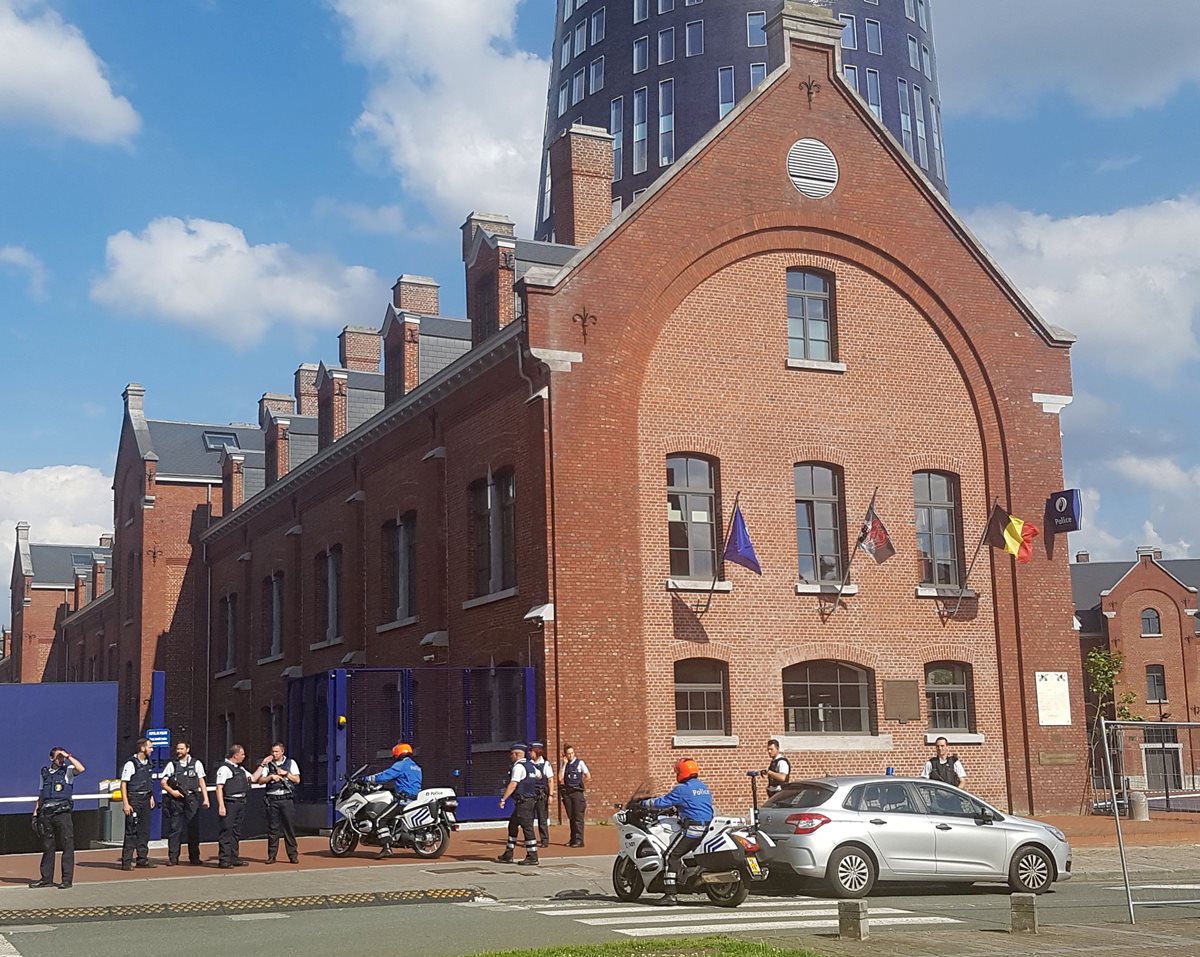 Vistas de una zona de Charleroi, Bélgica, donde dos mujeres policía fueron atacadas con machete. (Foto Prensa Libre: AFP)