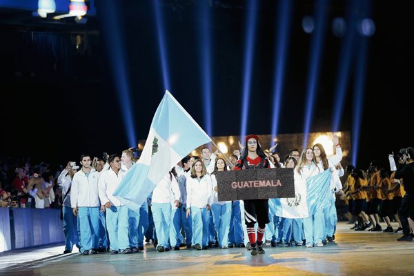 La delegación de Guatemala marcha en la ceremonia de apertura de los Juegos Panamericanos de Toronto 2015. (Foto Prensa Libre: AFP)