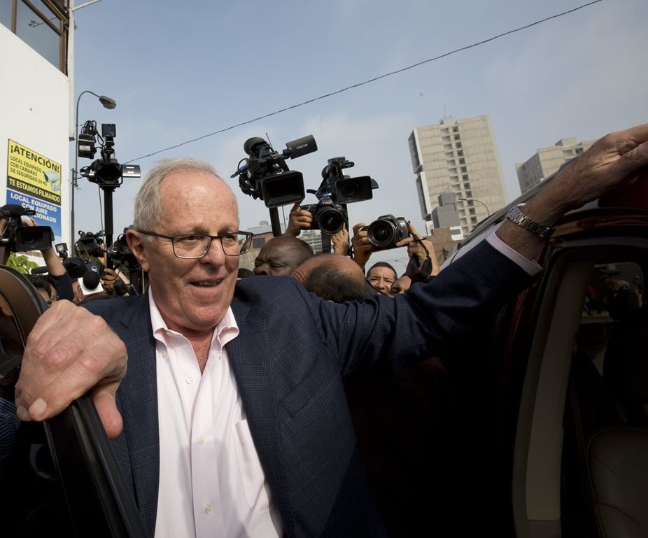 Aunque Kuczynski lleva una ligera ventaja y se perfila como ganador, a Fujimori aún le alcanzan las matemáticas para remontar.(Foto Prensa Libre: AP).