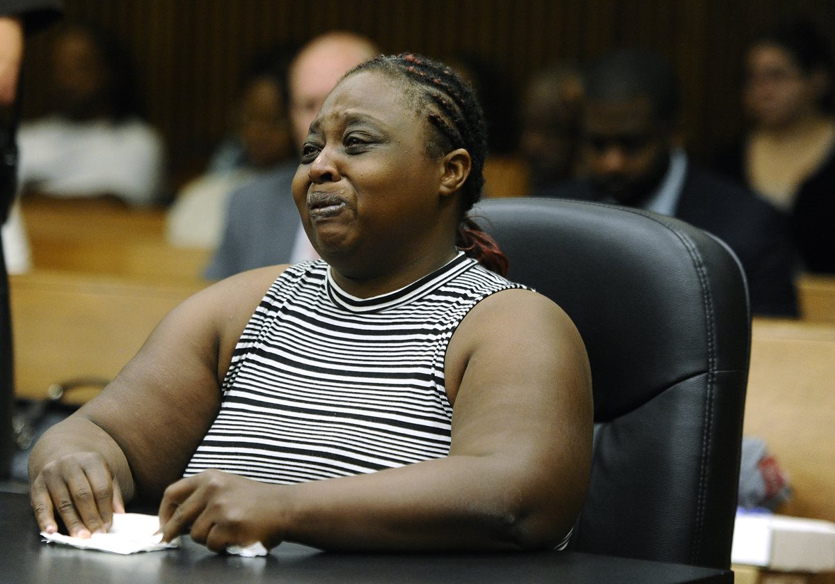 Lucille Strickland, madre de Xavier Strickland, llora previo a que se emitiera la sentencia. (Foto Prensa Libre: AP).