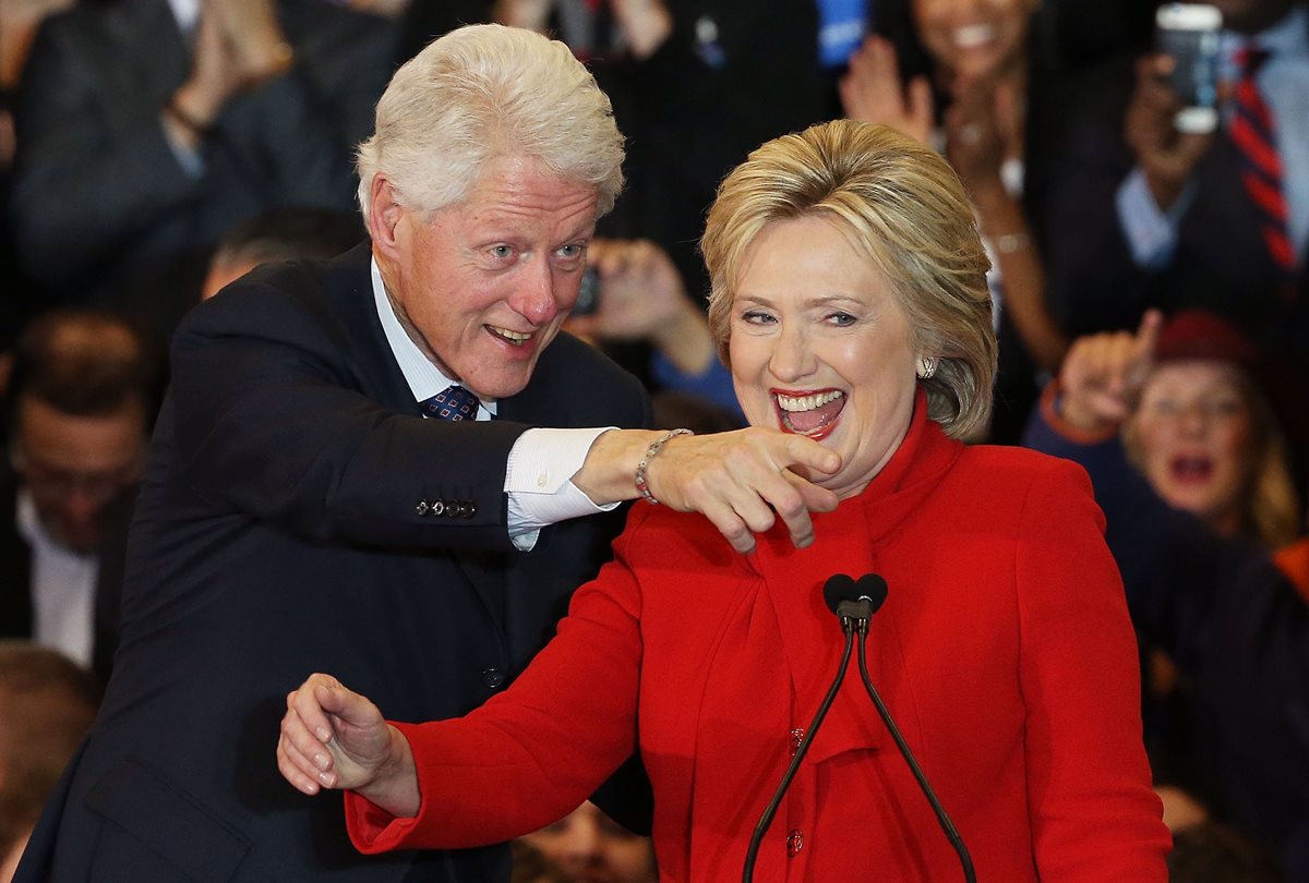 El expresidente de EE. UU., Bill Clinton, acompaña a su esposa, Hillary Clinton, en un reciente acto de campaña. (Foto Prensa Libre: AFP).