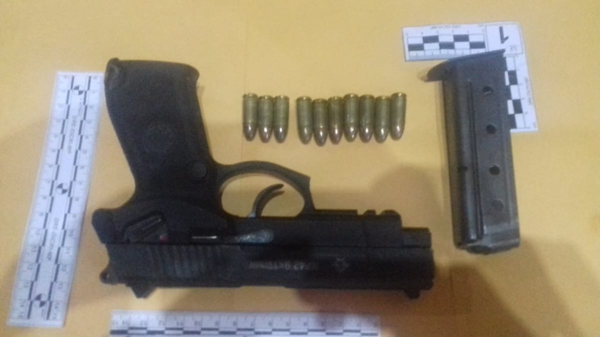 La PNC incautó una pistola. (Foto Prensa Libre: Cortesía)