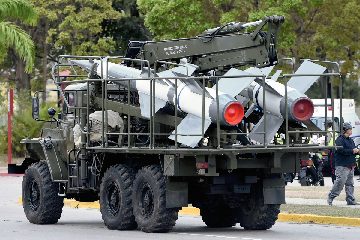 Un S-125 Neva/Pechora plataforma para el lanzamiento de misiles de fabricación rusa, permanece en la sede de los entrenamientos. (Foto Prensa Libre: AFP).