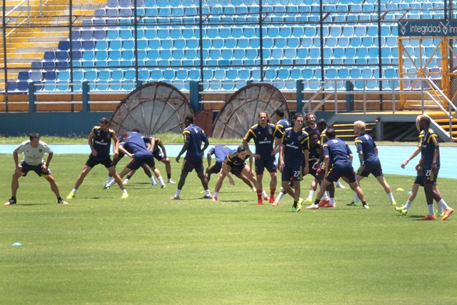 El equipo de la MLS reconoció la gramilla del estadio Mateo Flores (Foto Prensa Libre: Norvin Mendoza). 