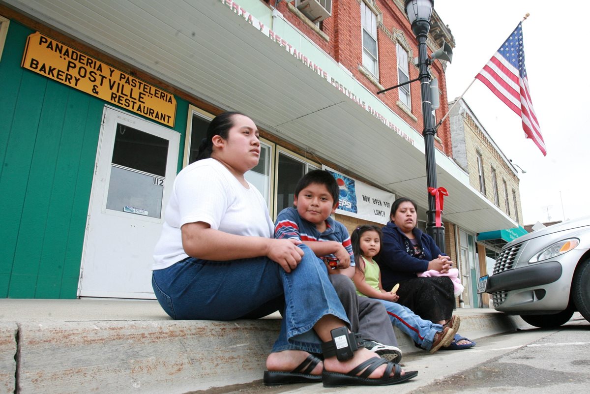 María Consuelo Equila, originaria de San José Calderas, Guatemala, junto a sus hijos, muestran, en las calles de Postville, Iowa, el brazalete de tobillo, proporcionado por el gobierno de EE.UU, para localizarla en cualquier momento (mayo 2015). (Foto Hemeroteca PL)