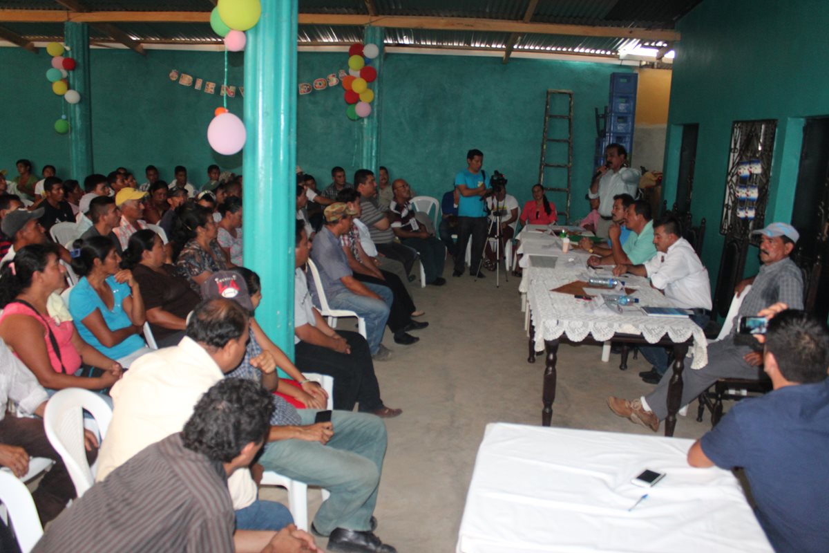 Vecinos de Las Cruces, Petén, escuchan propuestas de candidatos a alcalde. (Foto Prensa Libre: Rigoberto Escobar)