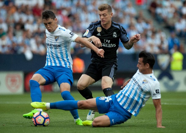 Federico Ricca Rostagnol y Luis Hernández bloquean a Toni Kroos.