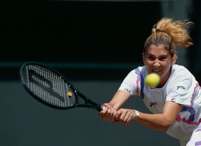 Con su característico estilo de pegarle a la pelota agarrando la raqueta con las dos manos, Seles añadió agresividad y potencia al tenis femenino. (Getty)