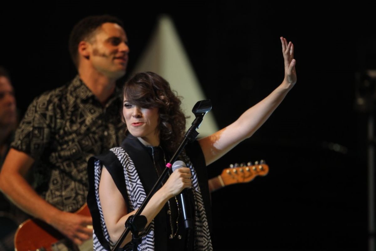 Gaby Moreno, durante su presentación en el Centro Cultural Miguel Ángel Asturias (Foto Prensa Libre: Keneth Cruz).